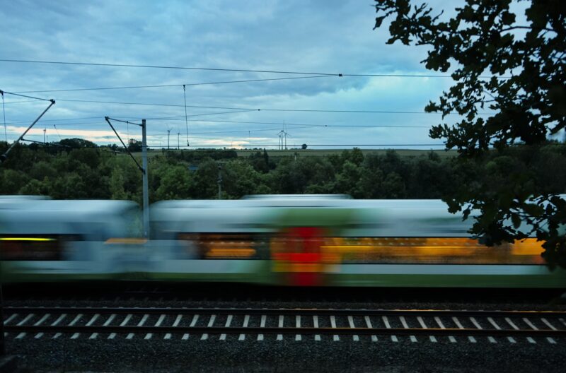 未来をつなぐ軌道：ベトナム高速鉄道プロジェクト